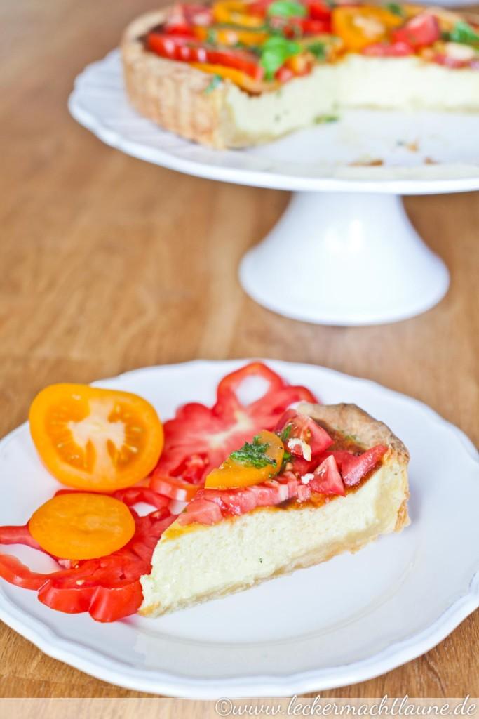 Rezeptbild: Parmesan-Tarte mit Tomaten-Salat