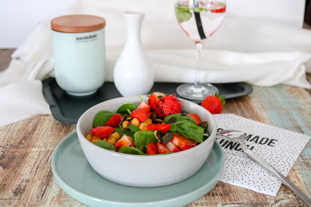 Rezeptbild: Sommersalat mit Blattspinat, Erdbeeren & gerösteten Kichererbsen