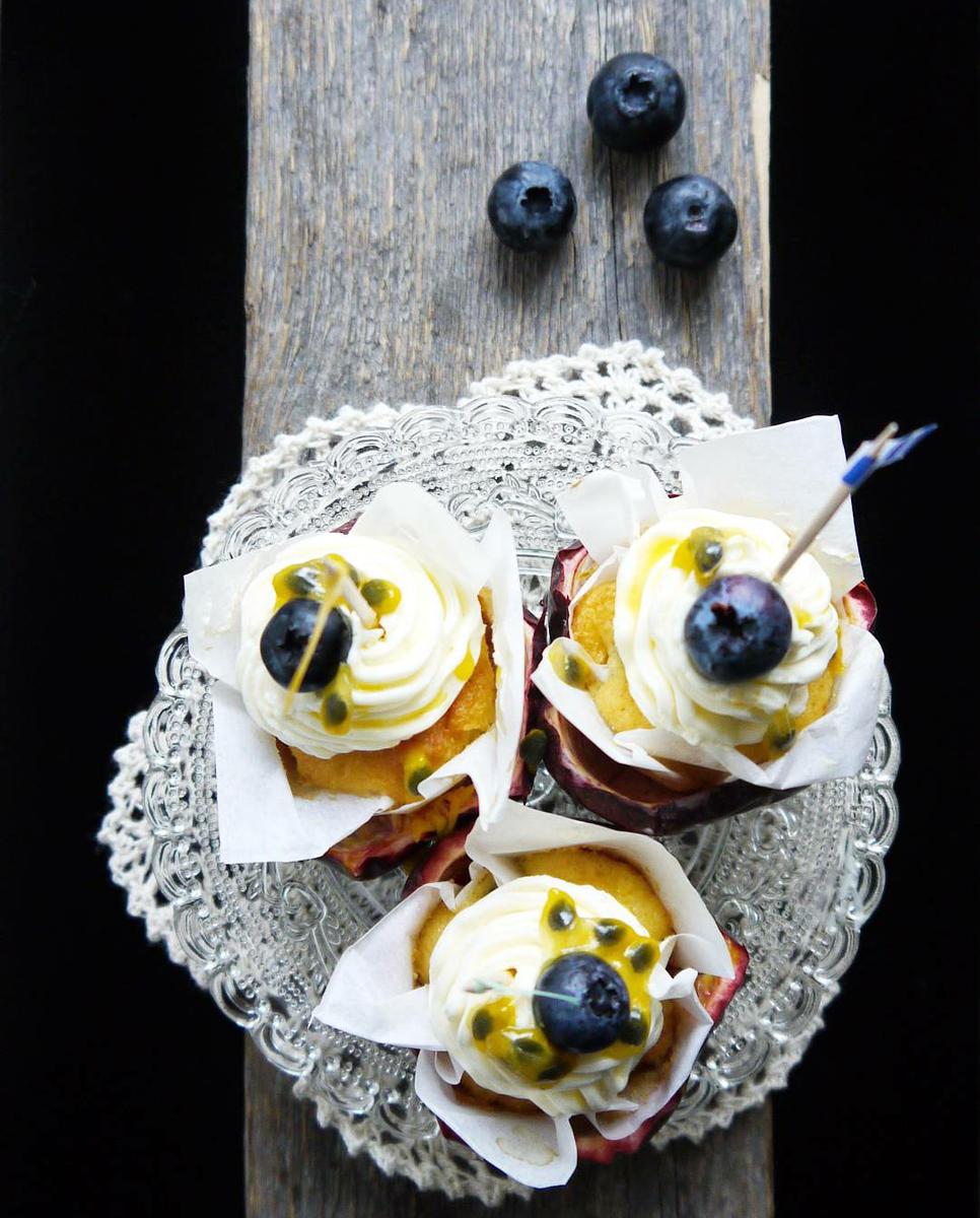 Rezeptbild: Limo-Maracuja Minicupcakes, mit Saure Sahne Frosting
