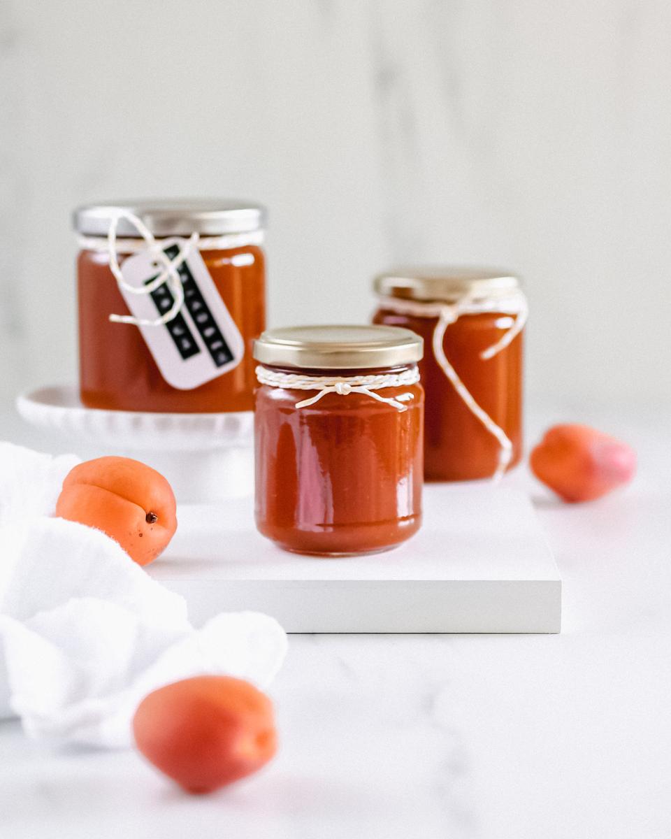 Rezeptbild: fruchtige cremige Aprikosenmarmelade verfeinert mit Orangenlikör