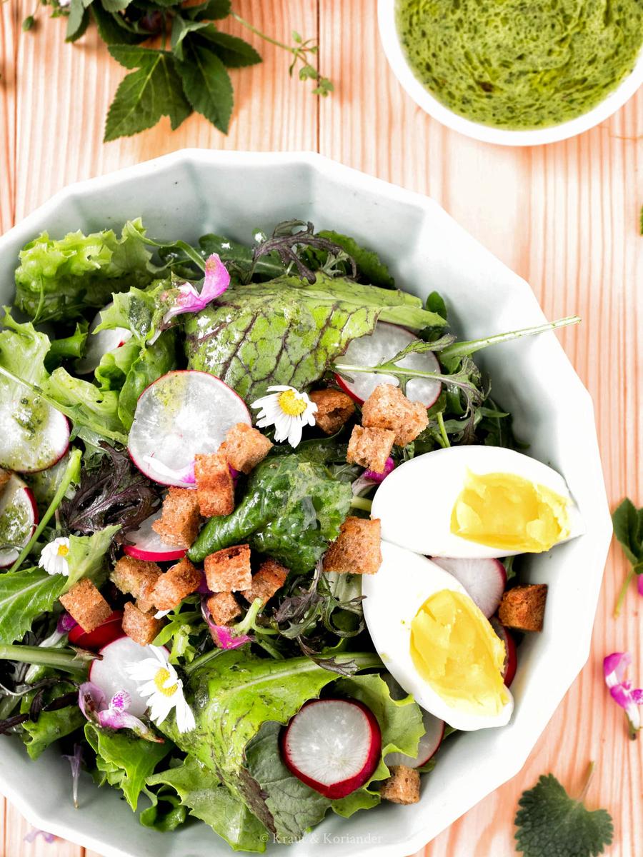 Rezeptbild: Frühlingshafter Salat mit Wildkräuterdressing