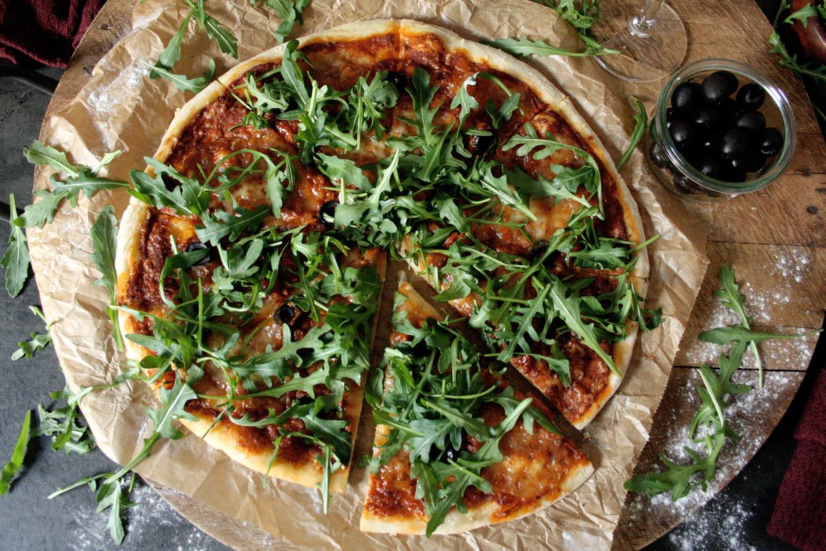 Rezeptbild: Pizza mit Mozzarella, Oliven & Rucola
