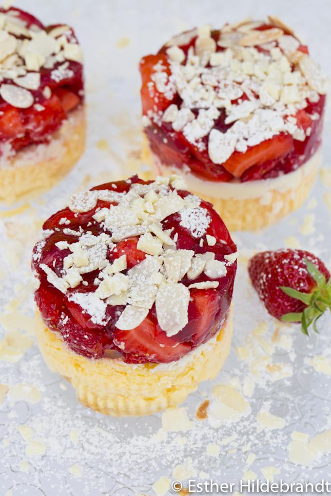 Rezeptbild: Käsekuchentörtchen mit Erdbeeren