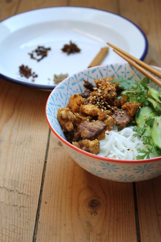 Rezeptbild: Fünf-Gewürze-Tofu mit Gurkensalat und Reisnudeln