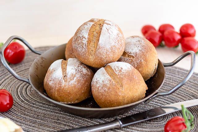 Rezeptbild: dunkle knusper Weizenbrötchen