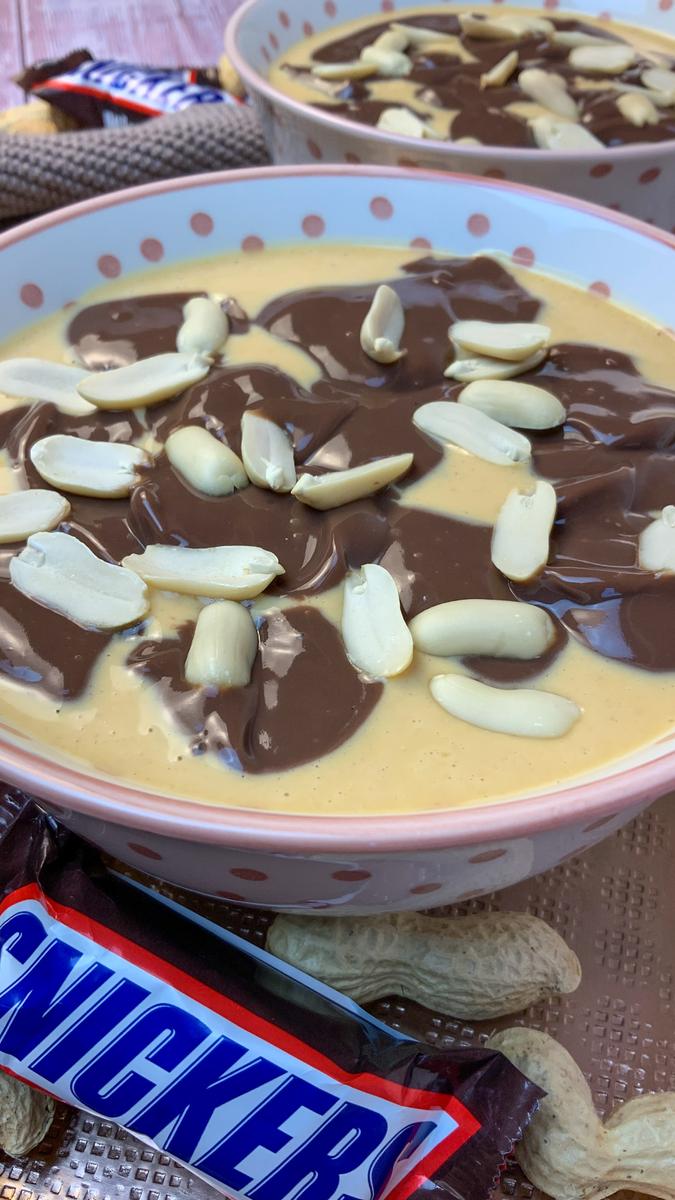 Rezeptbild: Cremiger Snickers Bowl low carb mit 60 Gramm Protein