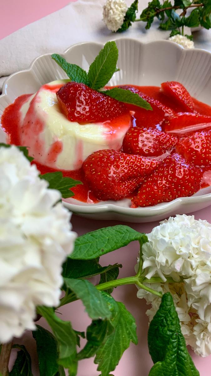 Rezeptbild: Panna Cotta mit Erdbeeren low carb