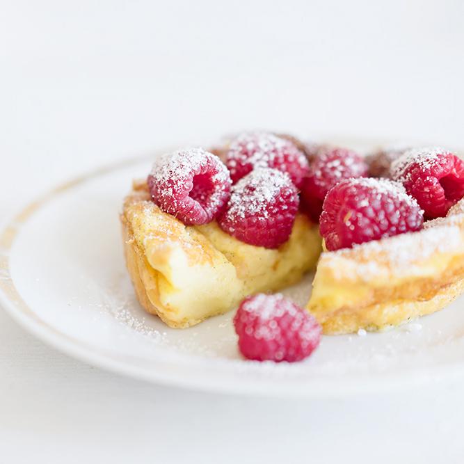 Rezeptbild: Far Breton - Vanillepudding aus dem Ofen mit frischen Himbeeren 