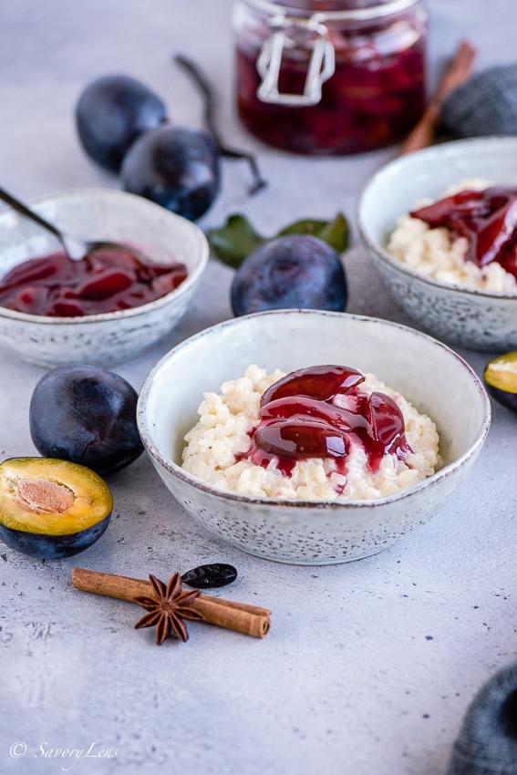 Rezeptbild: Tonkabohnen-Milchreis mit Zwetschgenröster