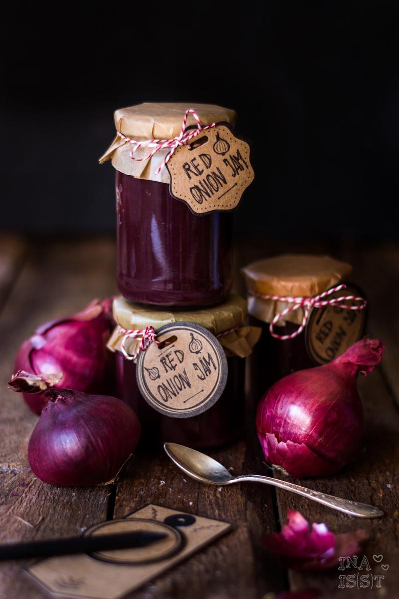 Rezeptbild: Rote Zwiebelmarmelade mit Rotwein und Thymian