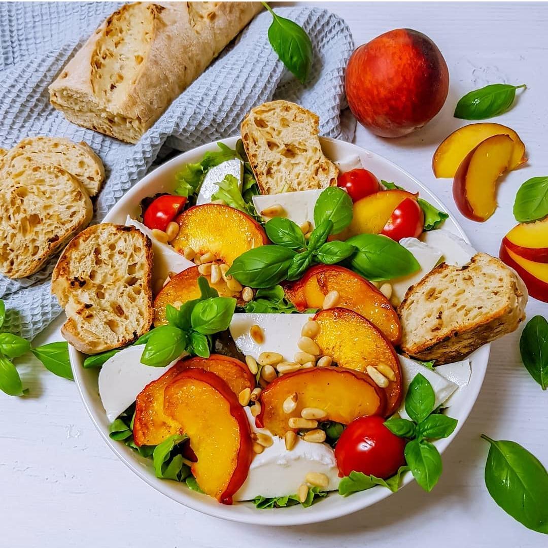 Rezeptbild: Salat mit Mozzarella, gegrilltem Pfirsich und Pinienkerne
