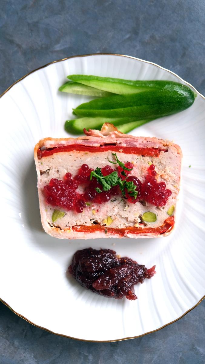 Rezeptbild: Fleiscgterrine mit Peperoni und Gemuese Kaviar