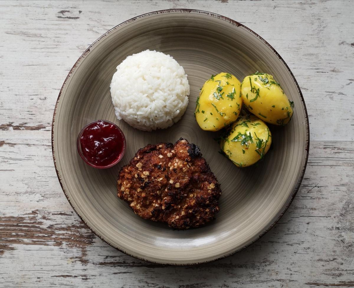 Rezeptbild: Reh-Schnitzel in knuspriger Panier mit Petersilienkartoffeln, Reis und Preiselbeeren Marmelade