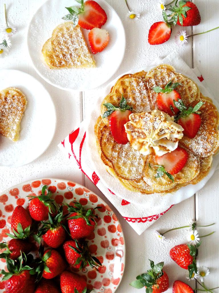 Rezeptbild: Buttermilch Waffeln mit Erdbeeren