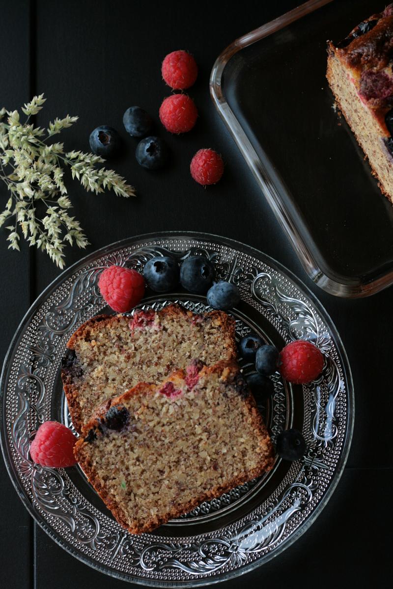 Rezeptbild: Saftiger Mandelkuchen mit Beeren