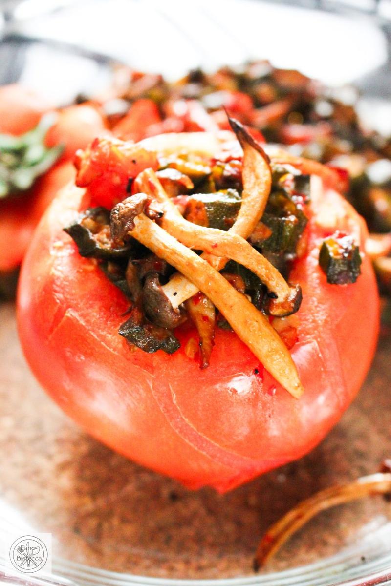 Rezeptbild: Mit Okra und Pilzen gefuellte Tomaten