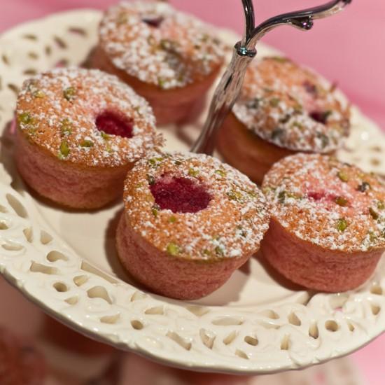 Rezeptbild: Financiers mit Himbeeren und Pistazien