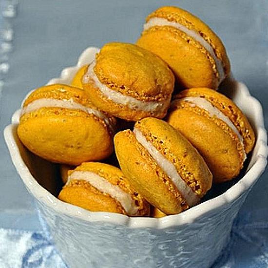 Rezeptbild: Vanille Macarons mit Ricotta Mousse aus Vino Santo