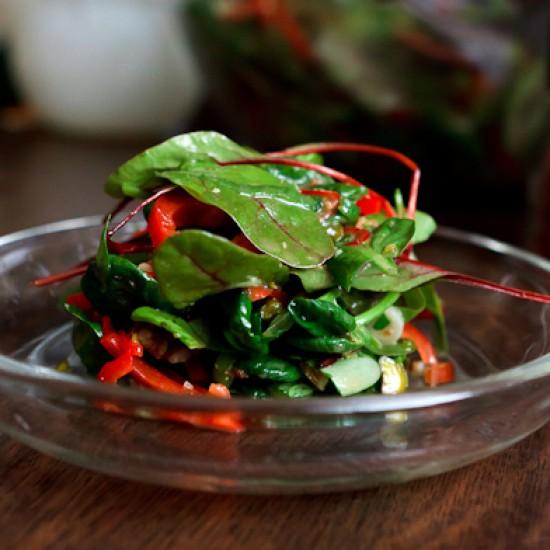 Rezeptbild: Tatsoi-Mangold-Salat mit Paprika, Datteln und Nüssen