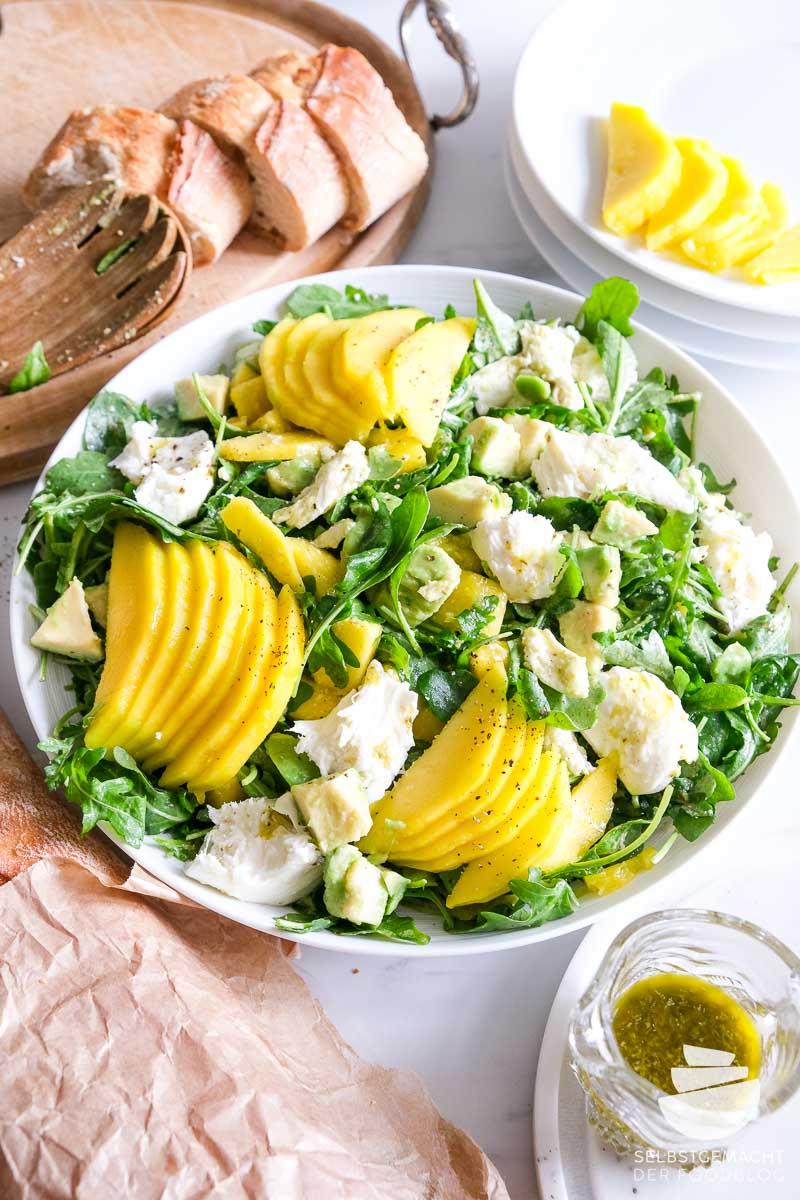 Rezeptbild: Mango Salat mit Avocado, Mozzarella und Pesto Dressing