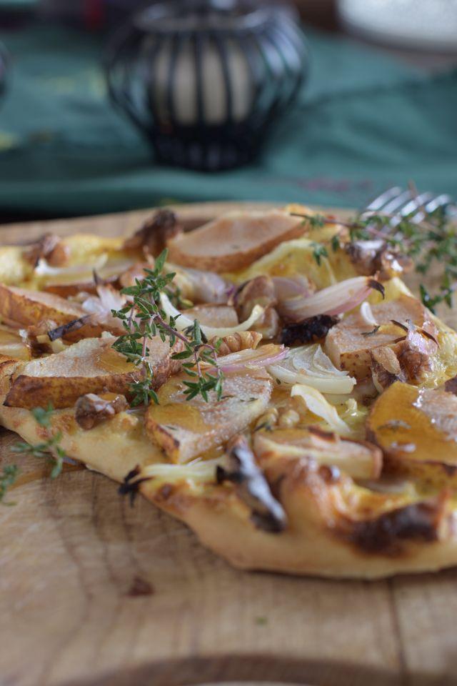 Rezeptbild: Flammkuchen mit Birne, Walnuss und Zwiebeln