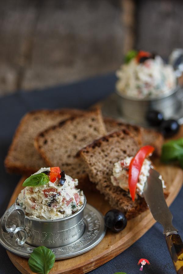 Rezeptbild: Ziegenhirten-Brotaufstrich mit Oliven und Paprika