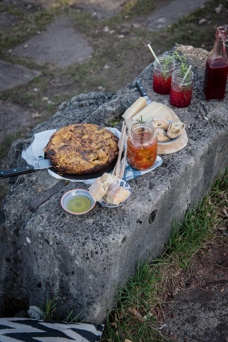 Rezeptbild: tortilla mit guanciale und himbeer rosmarin sirup