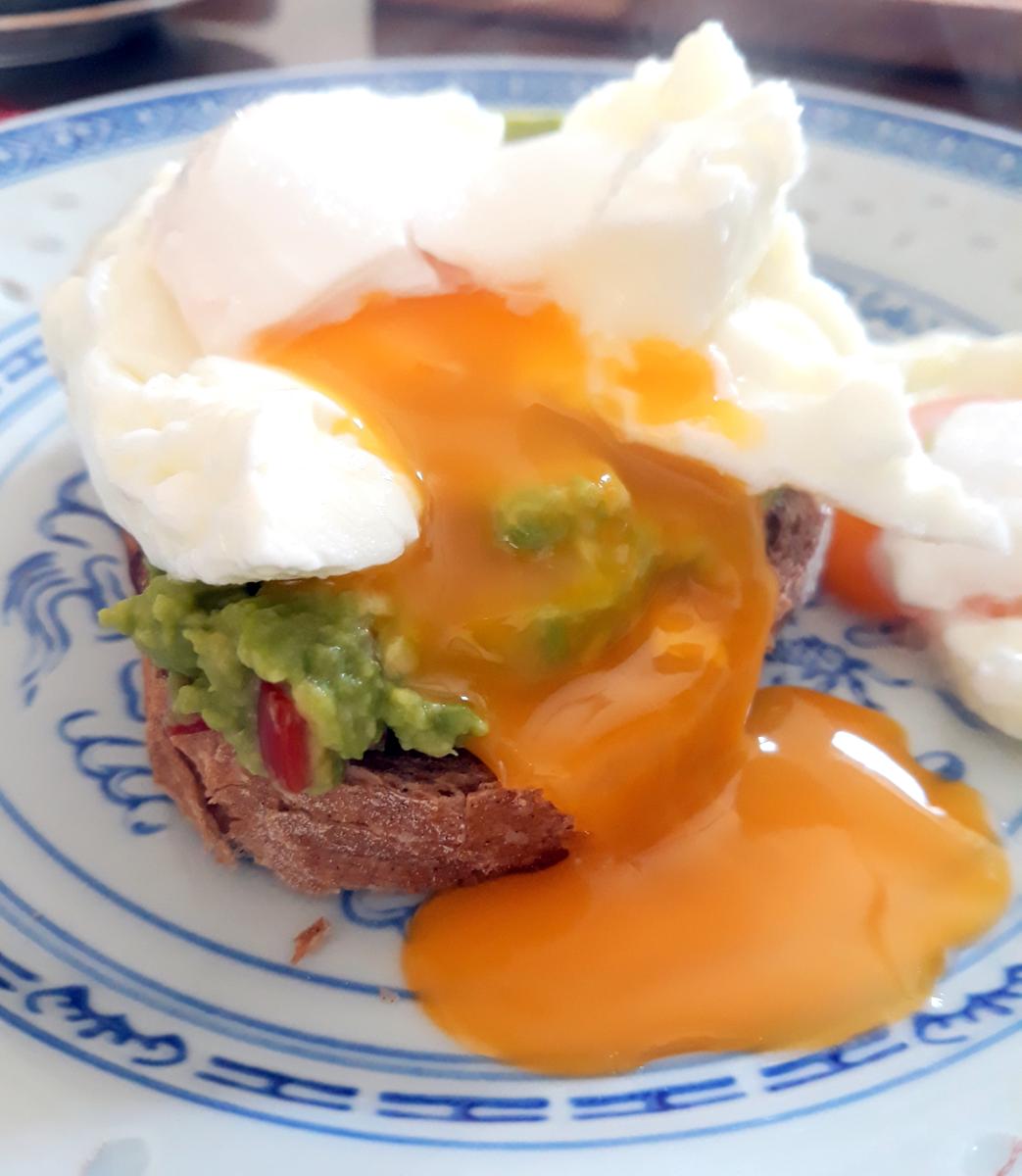 Rezeptbild: Pochierte Eier auf Avocado Brot