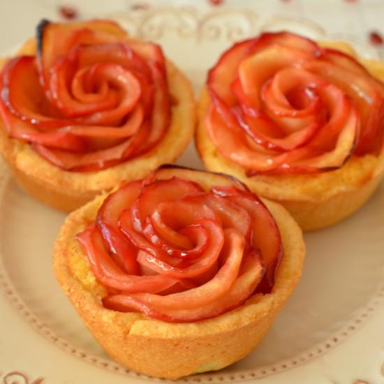 Rezeptbild: Apfel-Rosen-Tartelettes