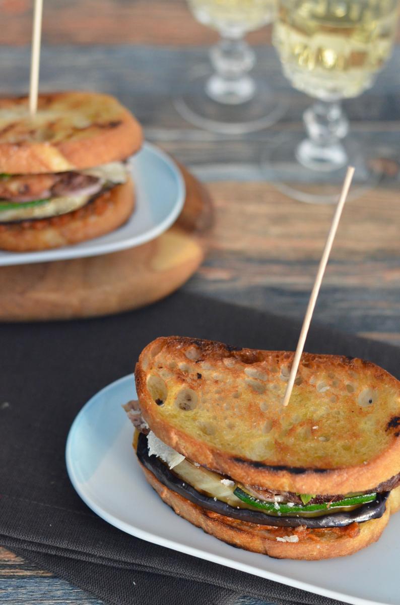 Rezeptbild: Sandwich mit Entrecote, Grillgemüse und Parmesan