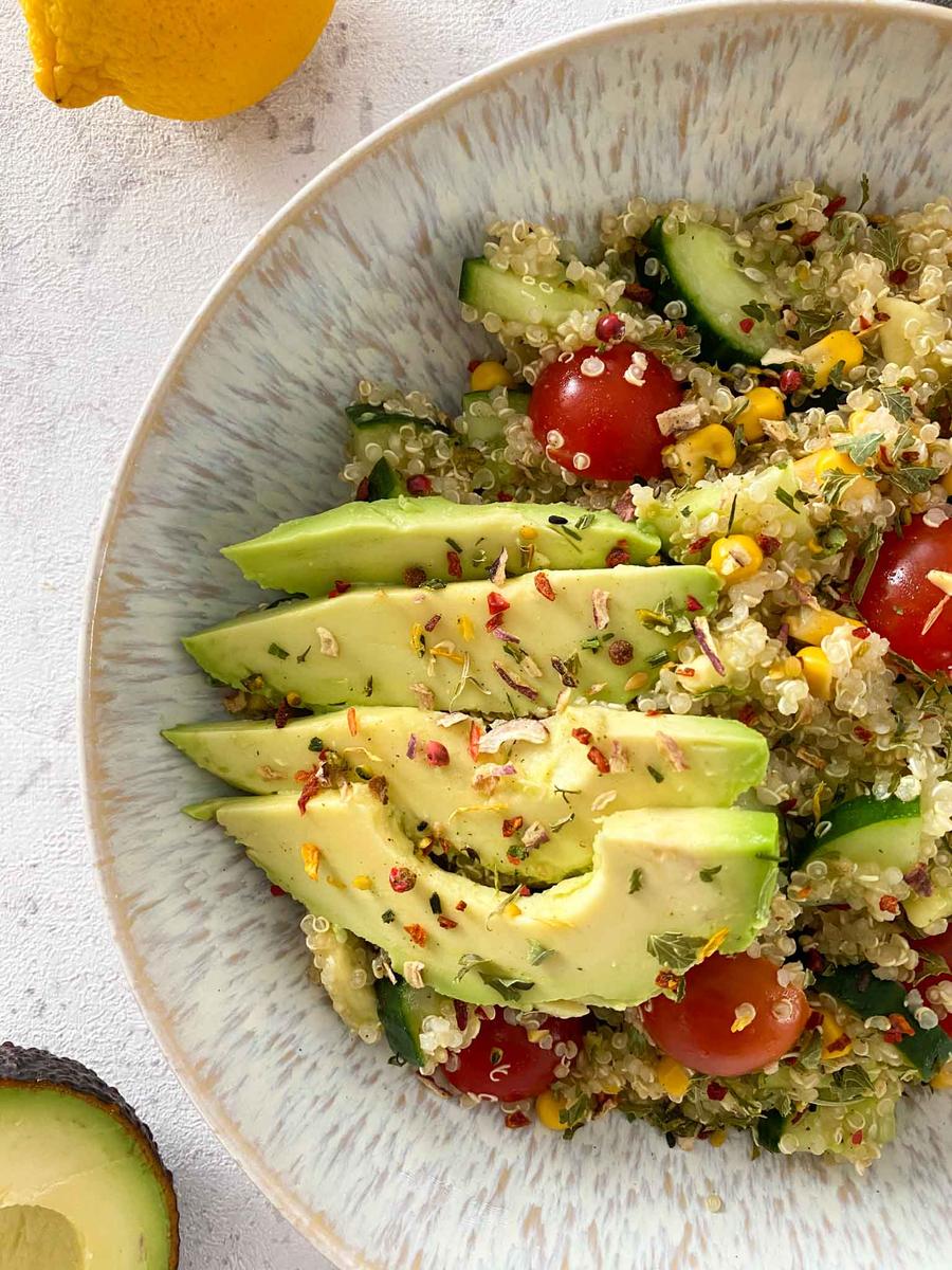 Rezeptbild: Quinoa Salat mit Avocado