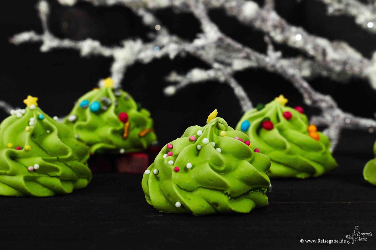 Rezeptbild: Baiser Weihnachtsbäume – knusprige, bunte Tannen