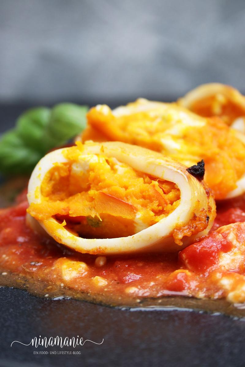 Rezeptbild: Tintenfischtuben gefüllt mit Kürbis-Feta-Stampf in Tomatensoße