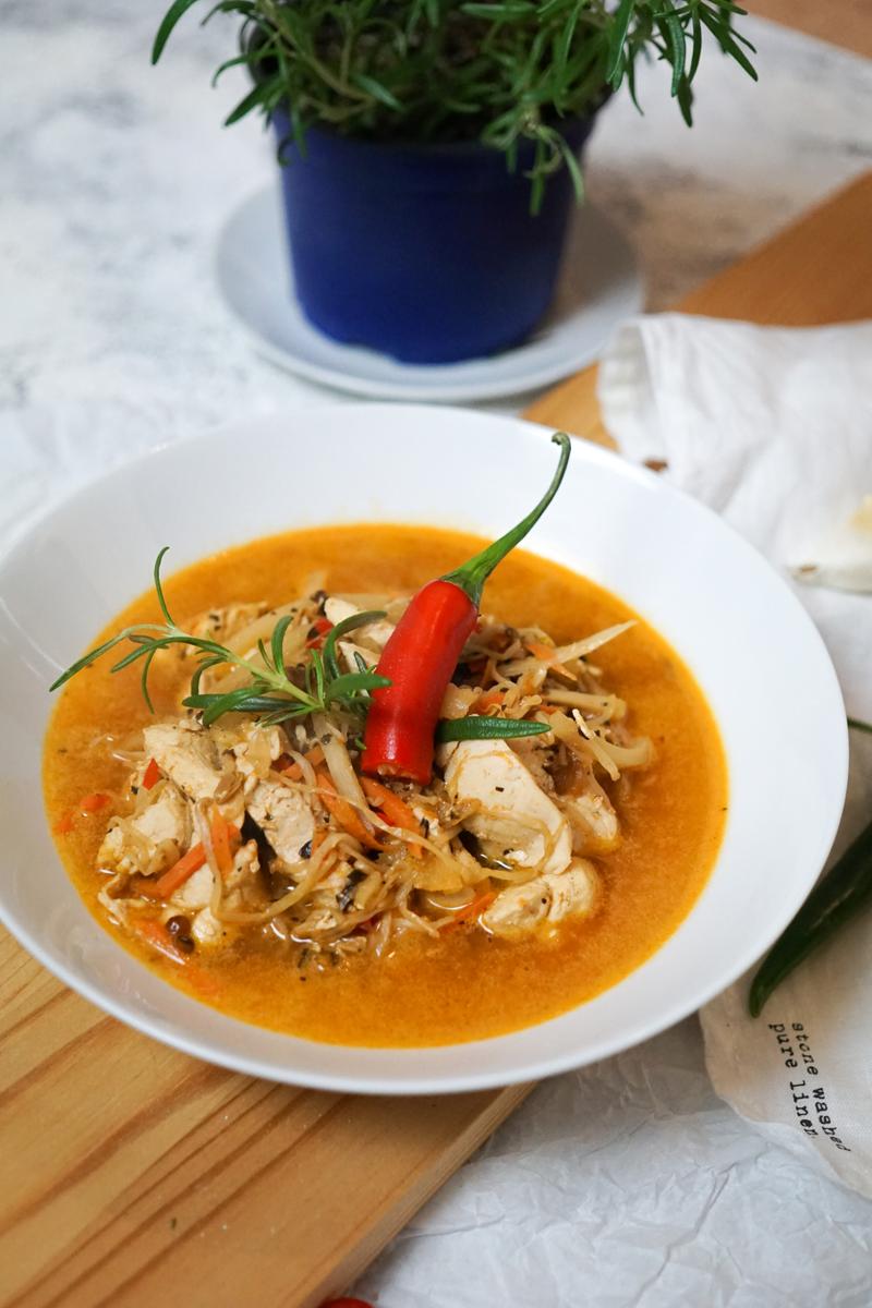 Rezeptbild: Gesundes Hühnchencurry mit Chili und Asiagemüse