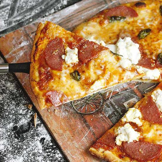 Rezeptbild: Selbstgemachte Pizza mit Salami, Ricotta und Büffelmozzarella