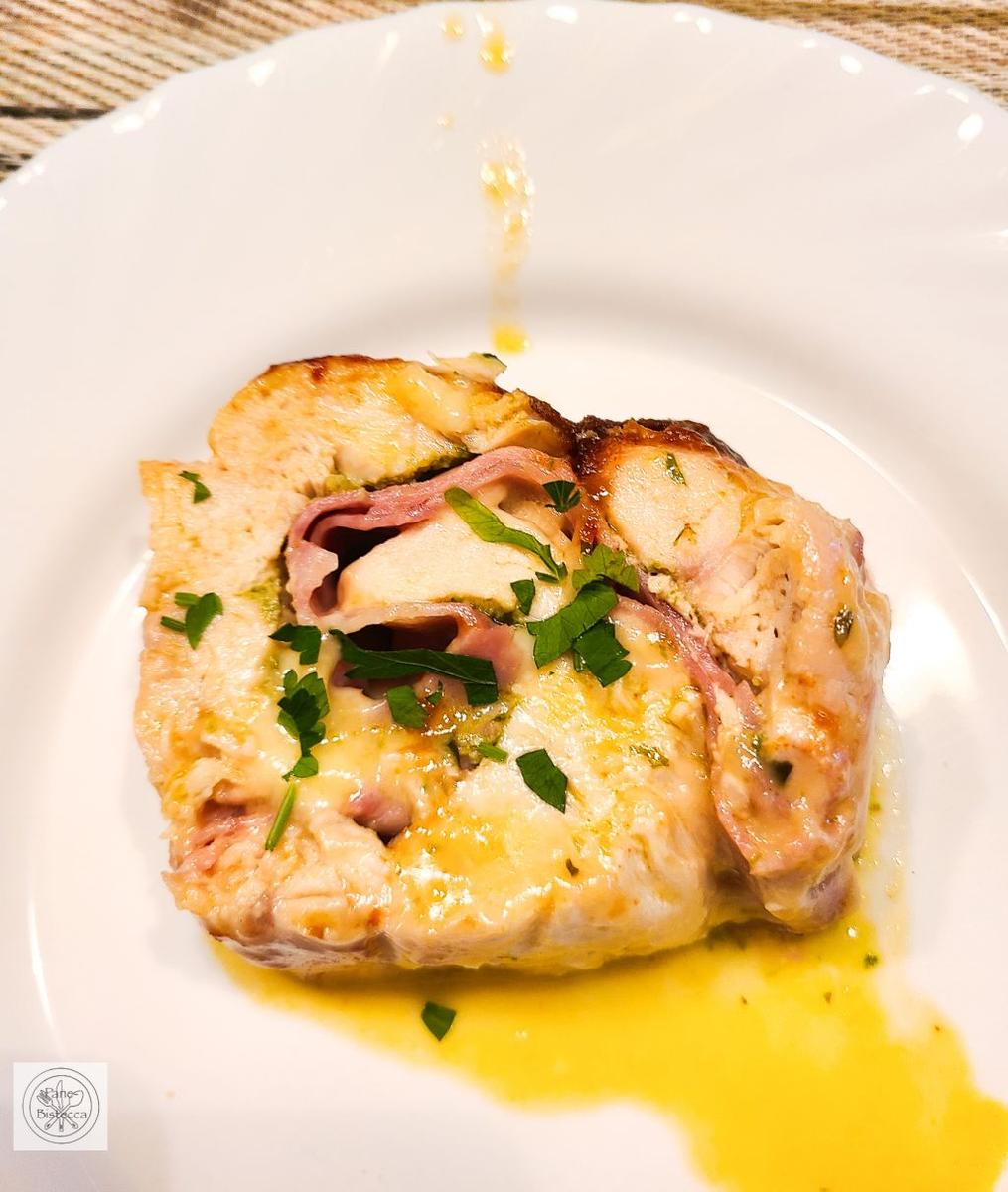 Rezeptbild: Hühner Rollbraten mit Bärlauch Pesto Schinken und Käse