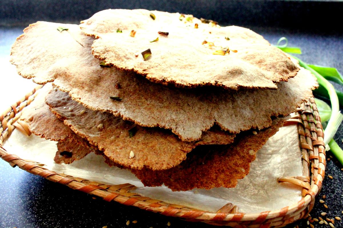 Rezeptbild: Knaeckebrot mit Sesam und Fruehlingszwiebeln