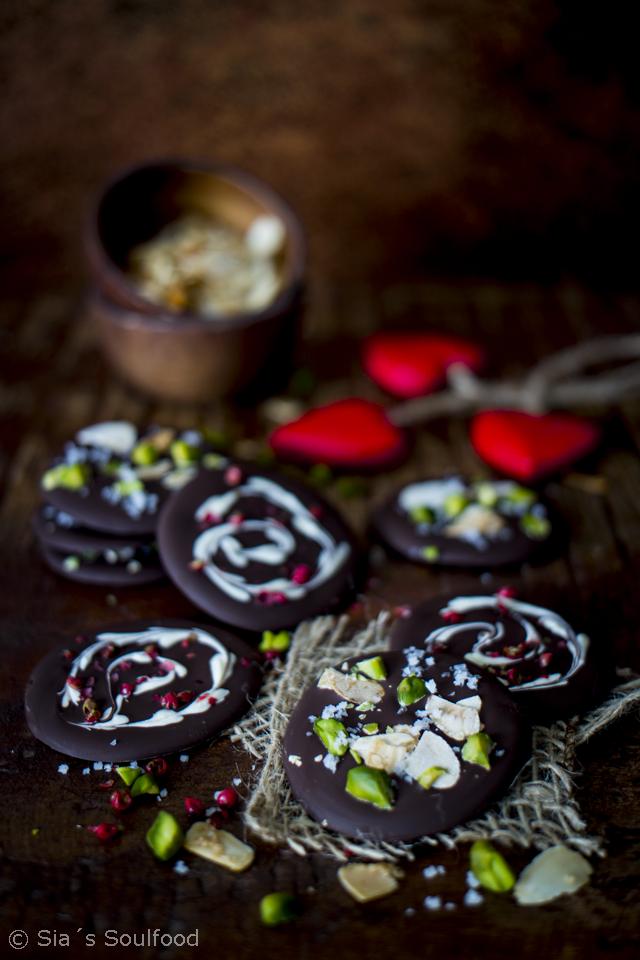 Rezeptbild: Schokoladentaler mit Mandeln, Pistazien und Meersalz & Scharz-weiß Schokoladentaler mit rosa Beeren 