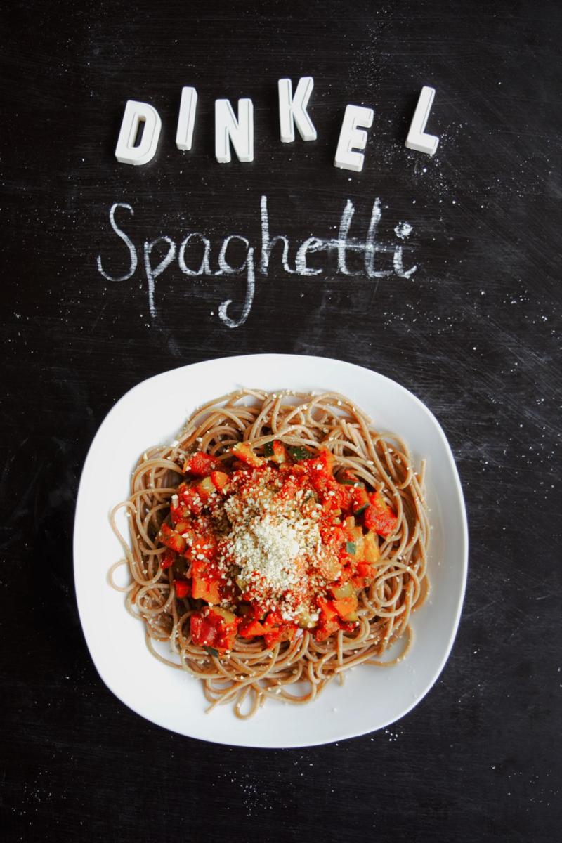 Rezeptbild: Dinkel Spaghetti Napoli mit veganem Parmesan
