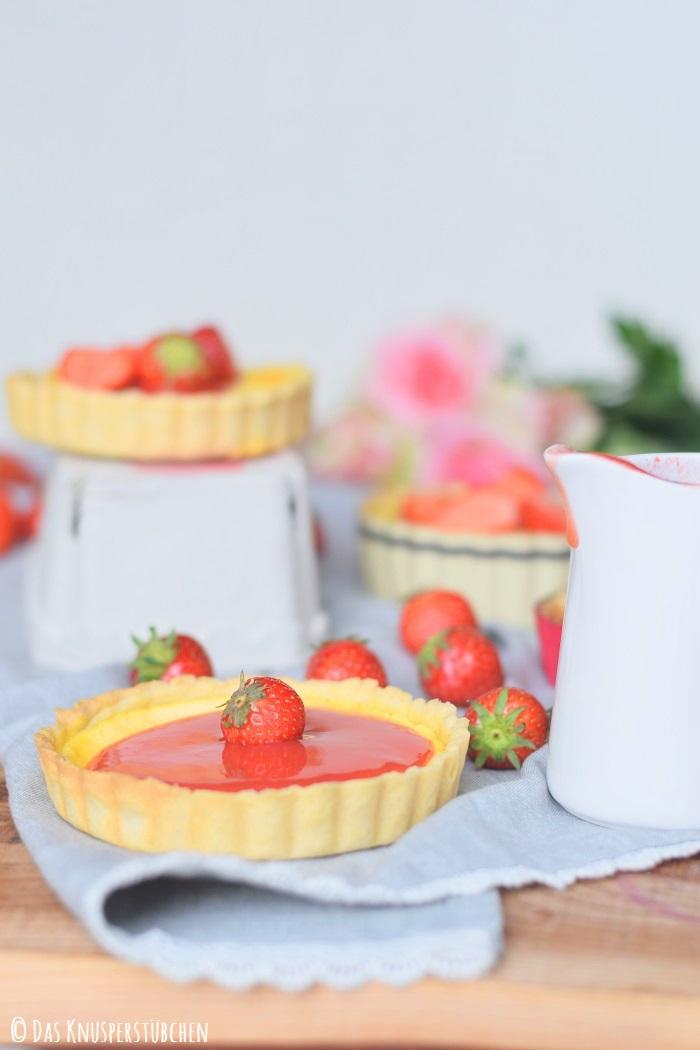 Rezeptbild: Pudding Tartelettes mit Erdbeersauce