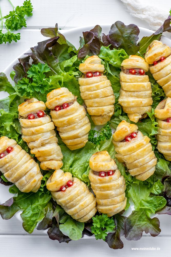 Rezeptbild: Halloween Blätterteig Mumien mit Hackfleisch und Gemüse