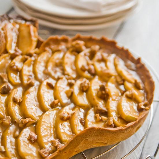 Rezeptbild: Apfel-Karamell-Tarte mit gebrannten Mandelsplittern