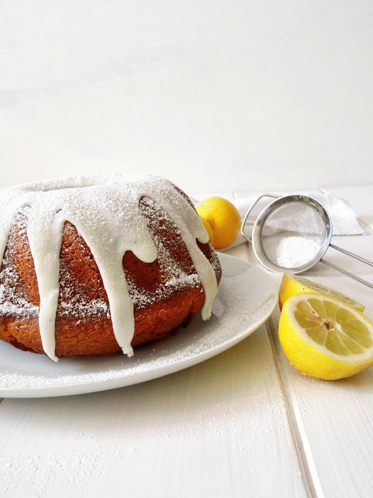 Rezeptbild: Zitronengugelhupf mit Vanilleglasur