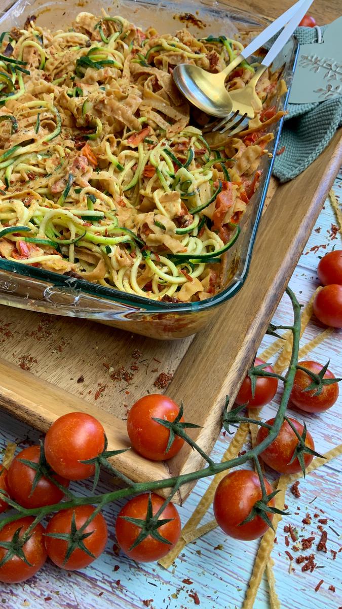 Rezeptbild: Ofen Feta Pasta mit Tomaten & Zucchininudeln