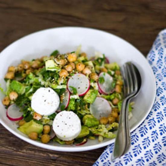 Rezeptbild: Wirsingsalat mit Dukkah-Kichererbsen, Kräutern, Avocado und Ziegenkäse