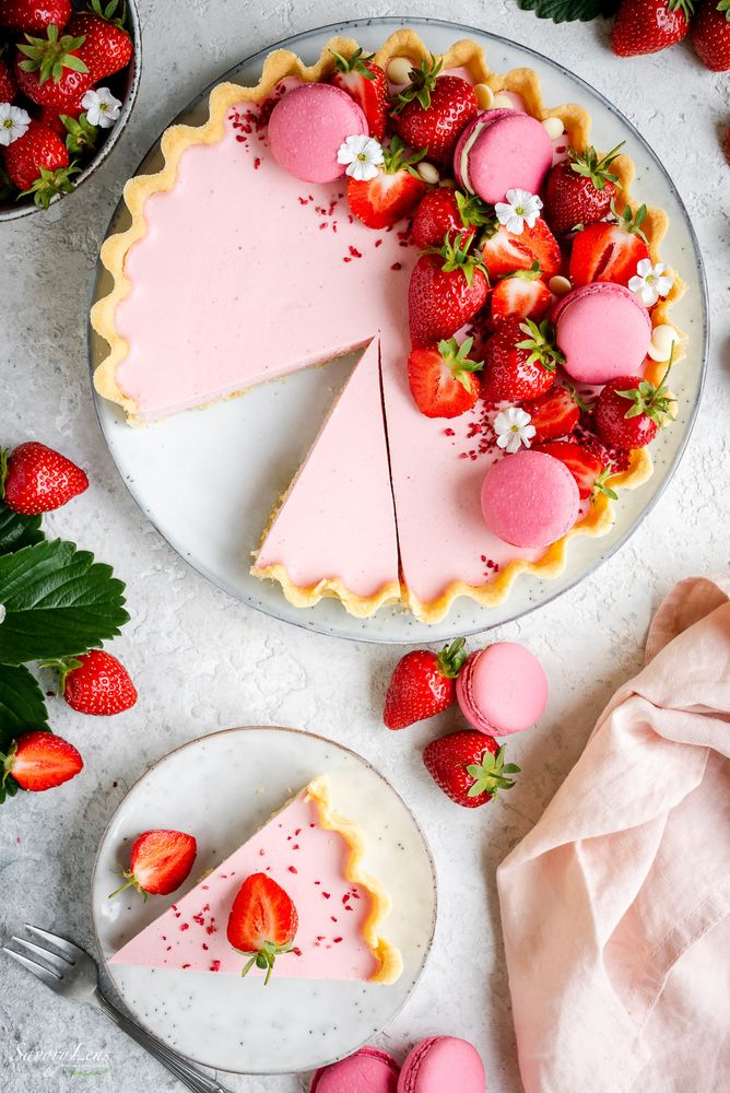 Rezeptbild: Erdbeer-Mascarpone-Tarte mit Macarons