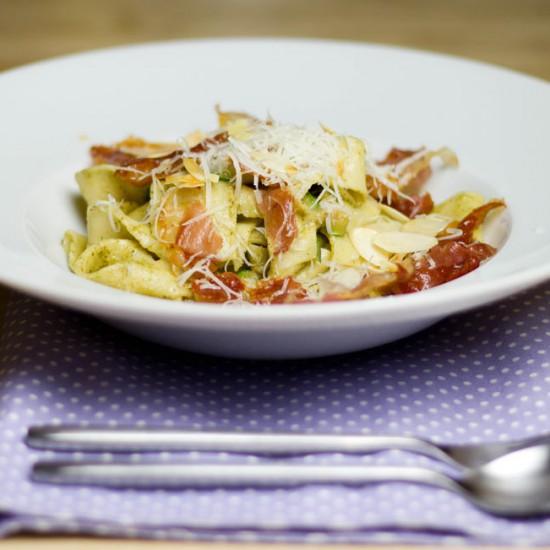 Rezeptbild: Pappardelle mit Mandel-Nuss-Pesto