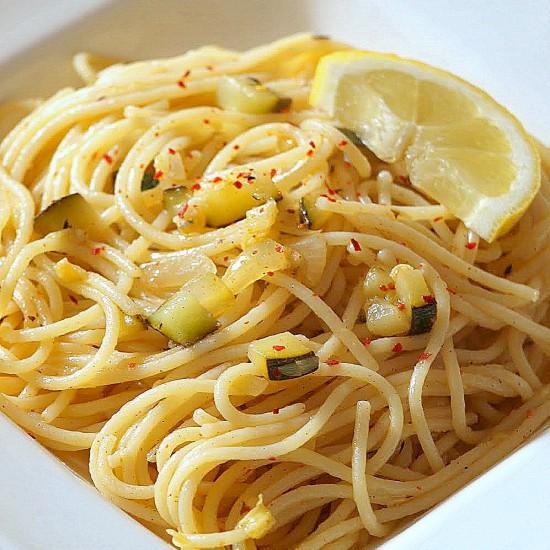 Rezeptbild: Scharfe Zitronenspaghetti mit Zucchini
