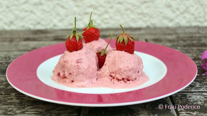 Rezeptbild: Erdbeereis mit weißer Schokolade