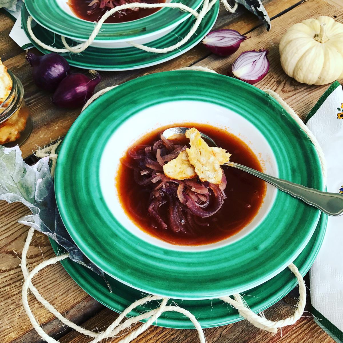 Rezeptbild: Rote Zwiebelsuppe mit Kaspressknödel